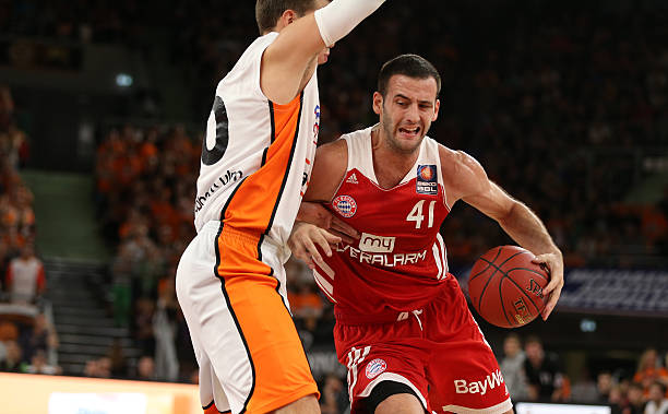 他的教练曾 他的教练曾